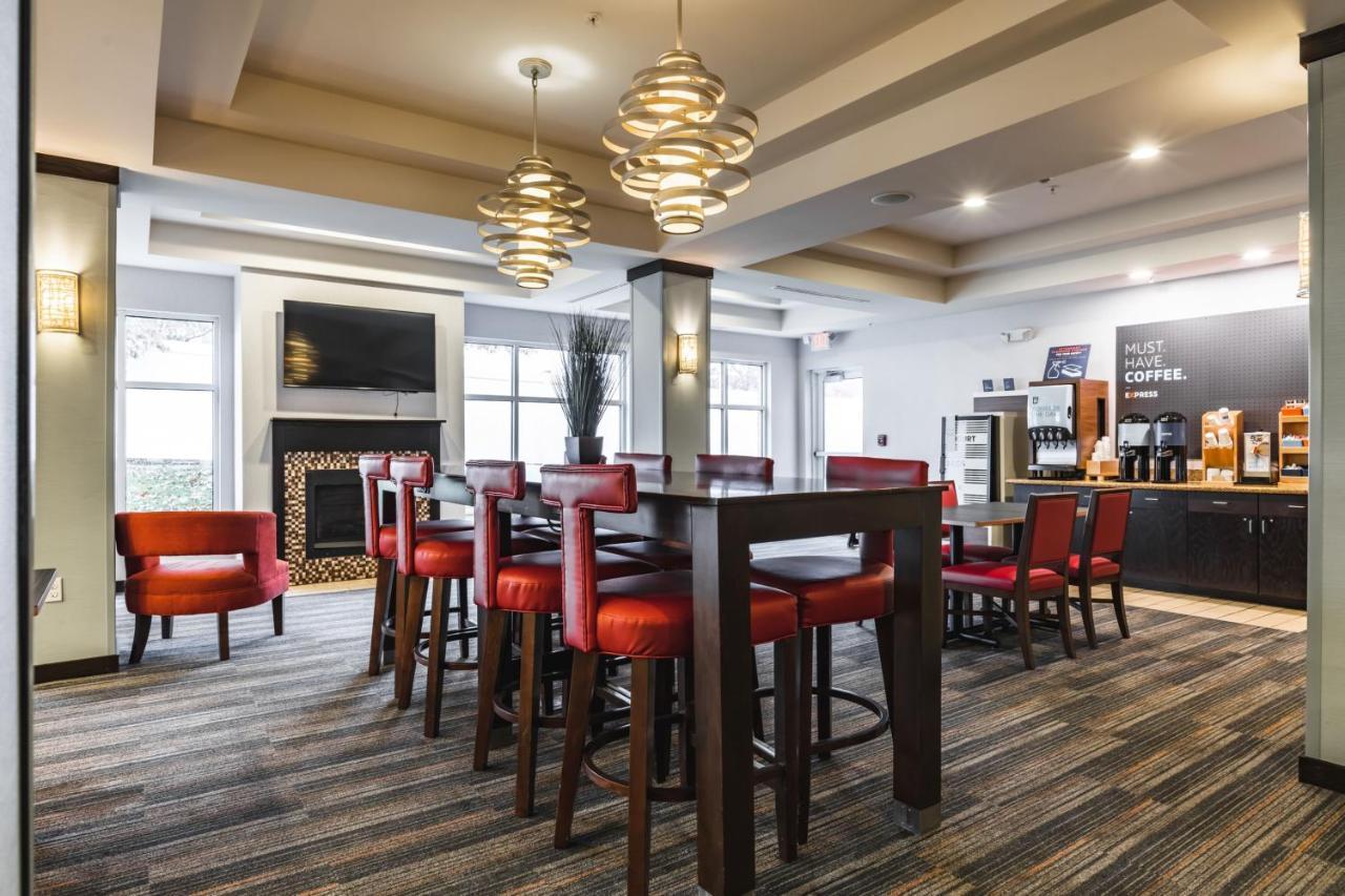 Holiday Inn Express & Suites New Martinsville By Ihg Exterior foto